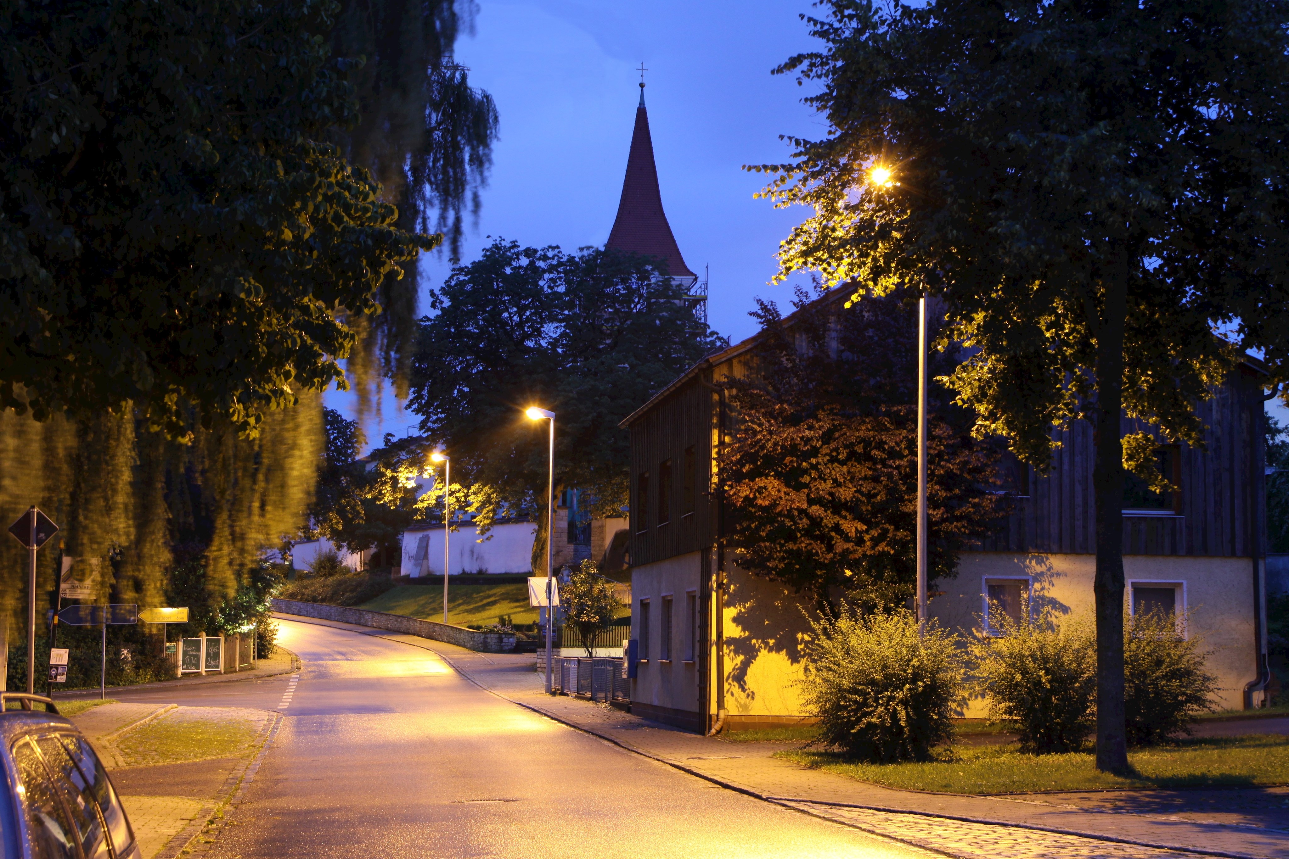 Böhmfeld mit Kirche bei Nacht