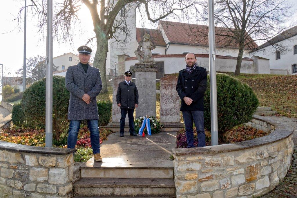 Volkstrauertag am 15. November: Kranzniederlegung am Kriegerdenkmal