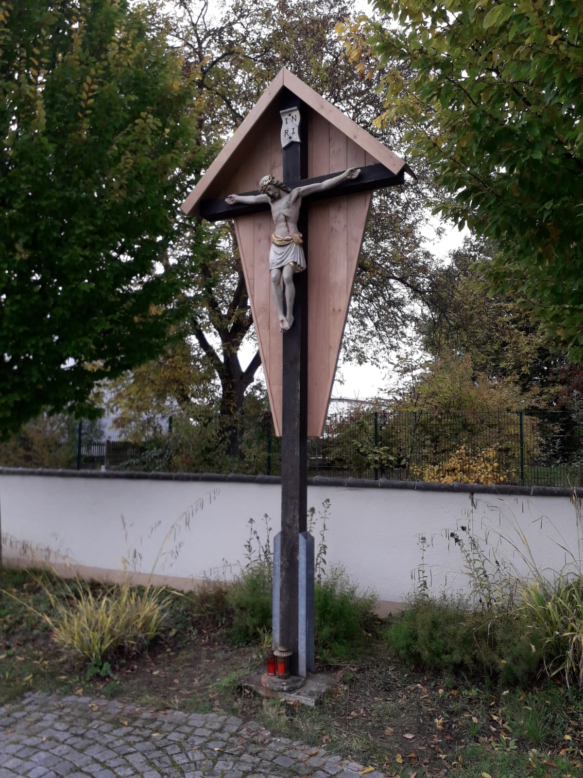 Kreuz am gemeindlichen Friedhof restauriert