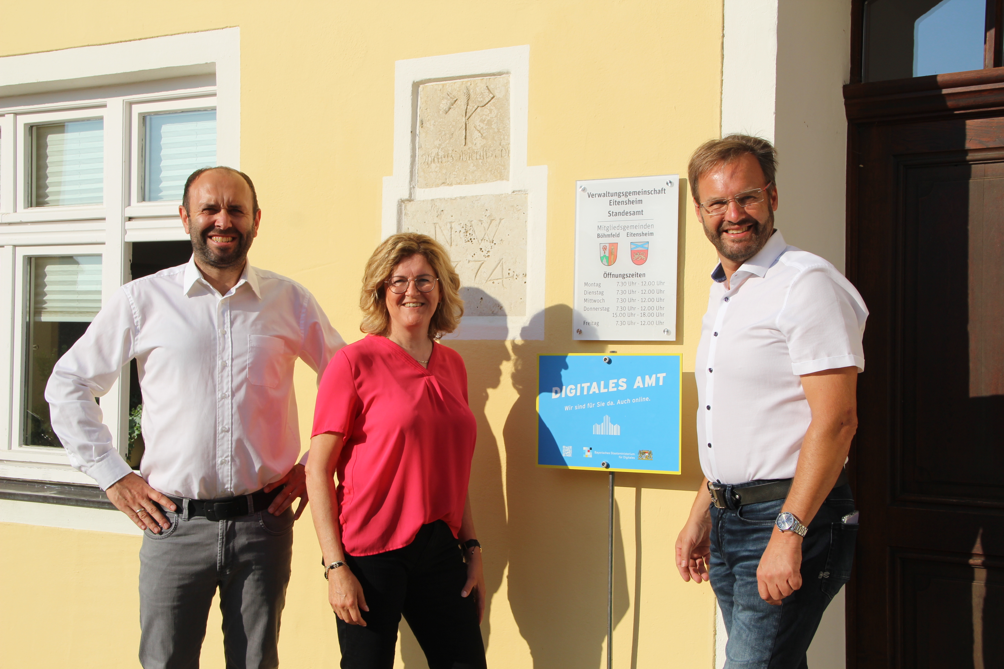 von links: Jürgen Nadler, Elke Pfaffel und Manfred Diepold vor der neu aufgestellten Plakete Digitales Amt