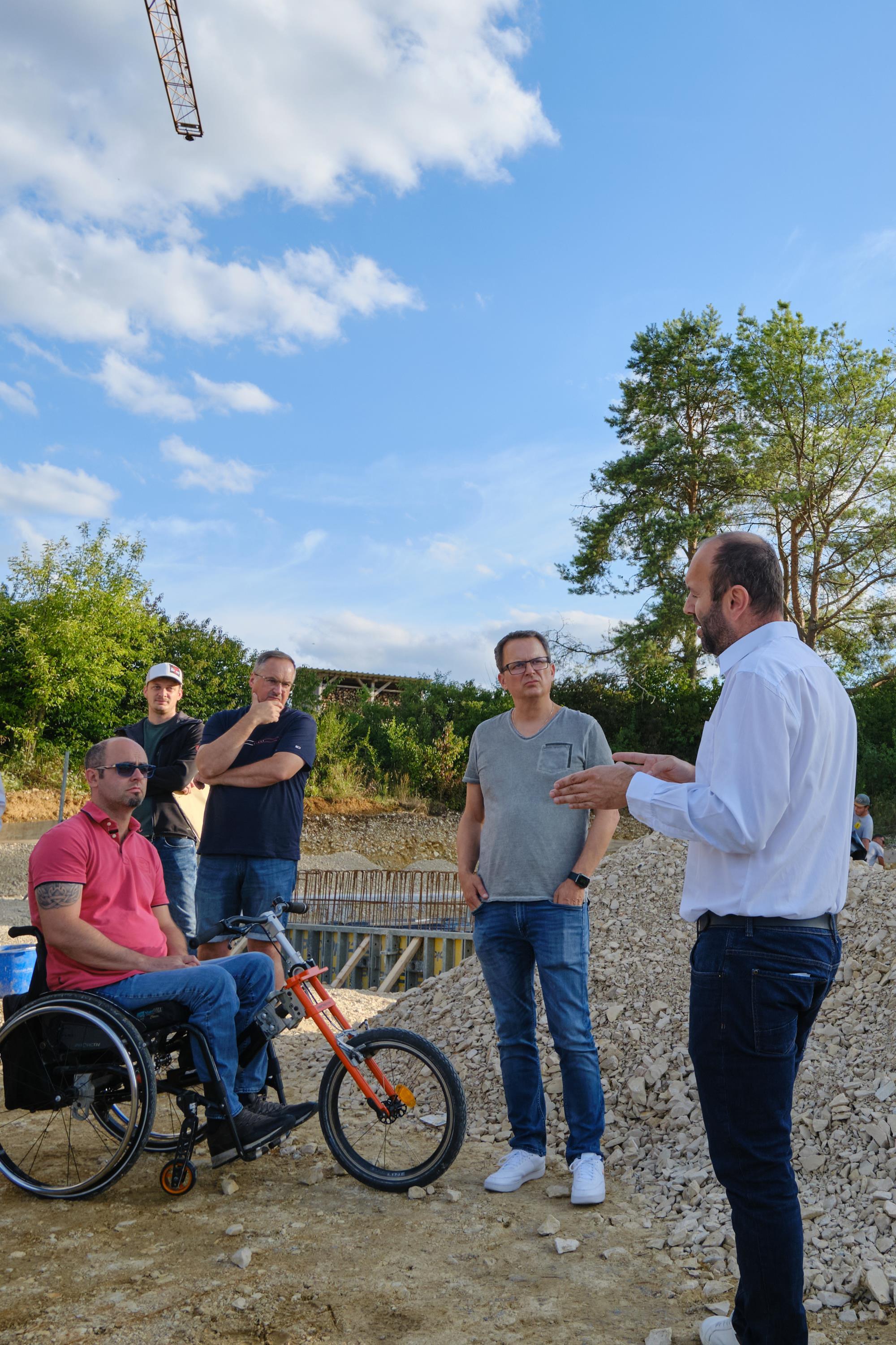 Interessierte Zuhörer beim Ortstermin